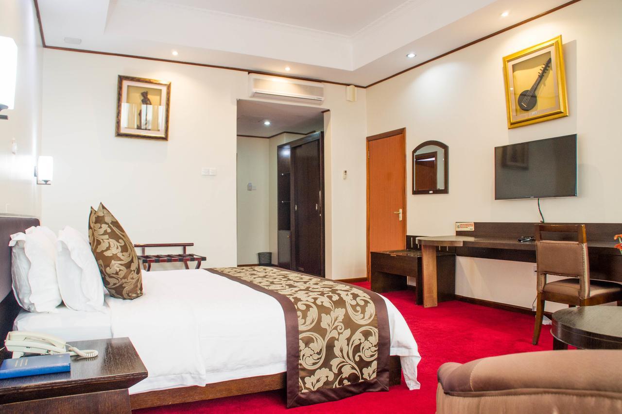 Lake View Resort Hotel Mbarara Bagian luar foto
